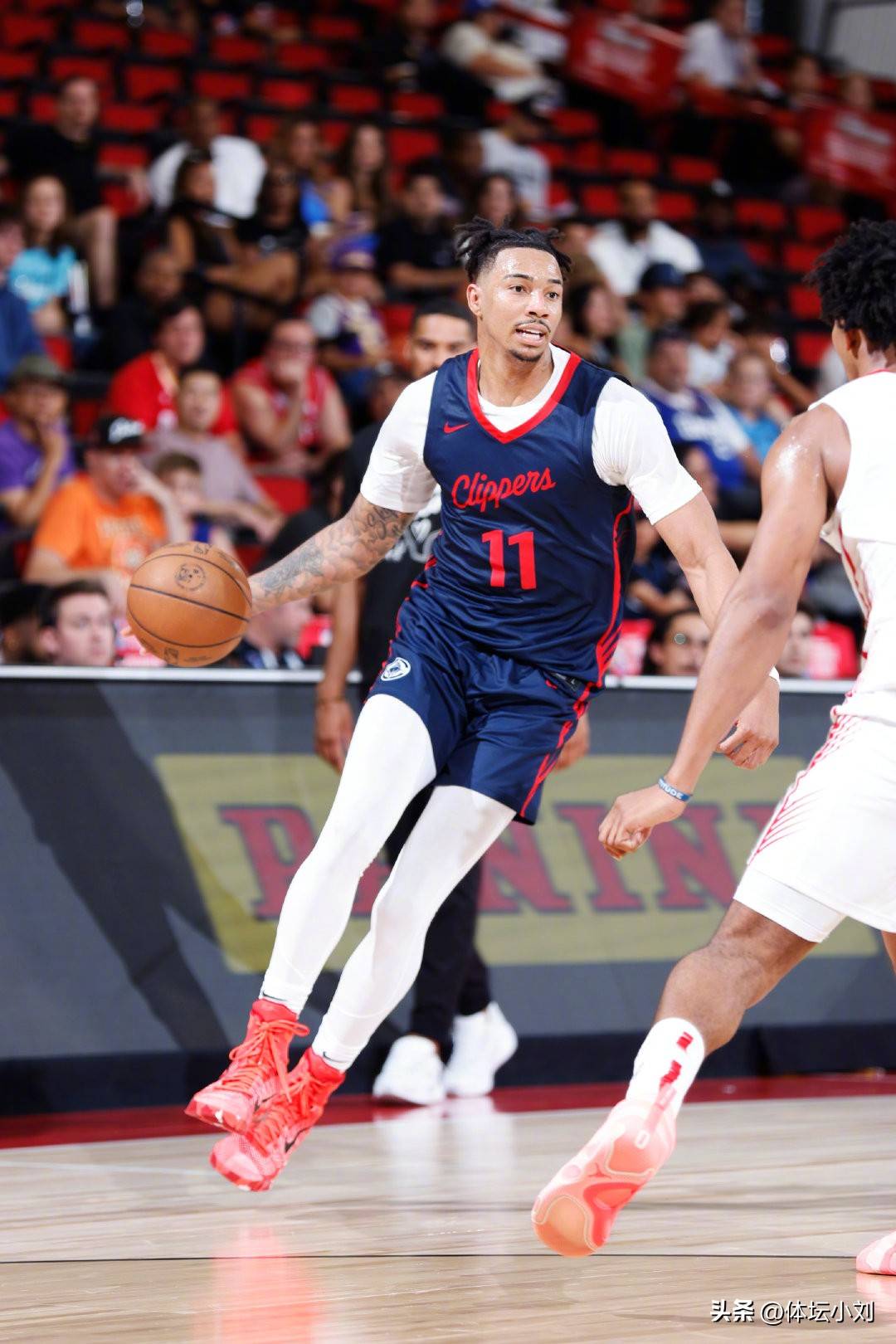 爱游戏体育-快船新秀表现惊艳，全场观众掌声不断，学习孩子.-爱游戏体育